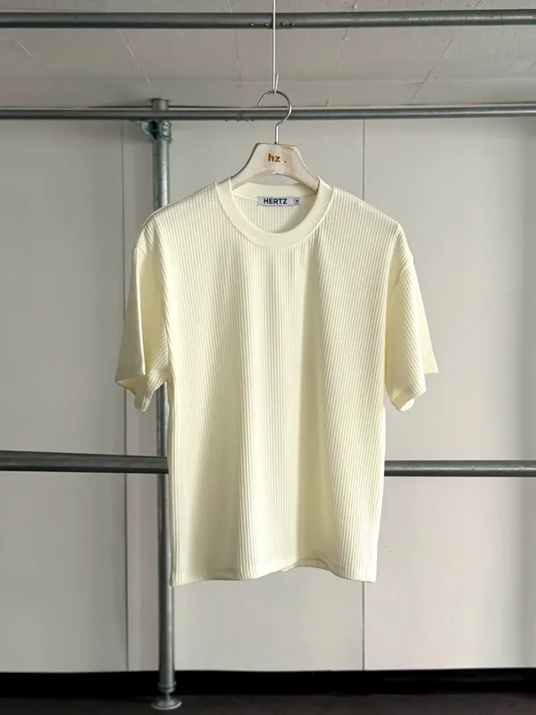 Fashionable men's short-sleeved top, comfortable and breathable, suitable for summer outfits.