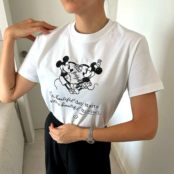 ミッキー柄の半袖Tシャツ、快適カジュアルスタイル