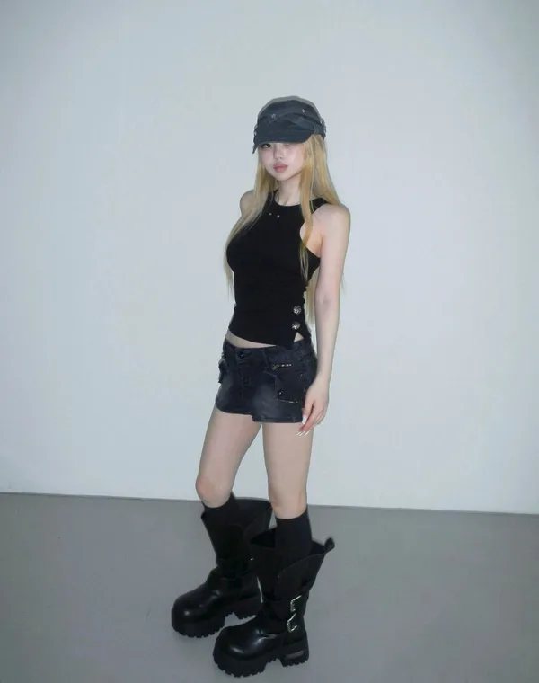 Stylish Black Sleeveless Top to Showcase Your Charming Curves