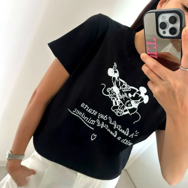 かわいいミッキー柄の半袖Tシャツ、ファッショナブルなカジュアルスタイル