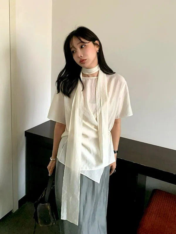 Elegant and Minimalist Women's Top with Lightweight and Breathable Design