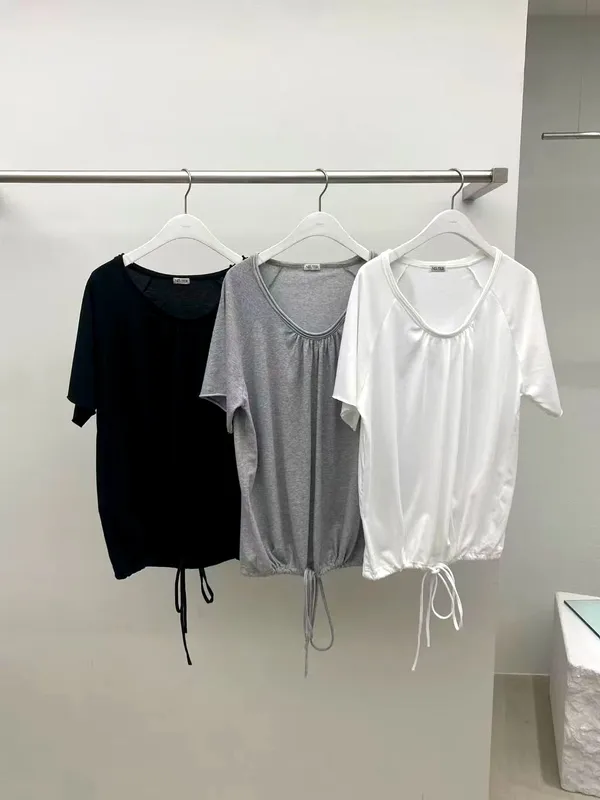 Stylish and Minimalist Women's Top, Comfortable and Versatile