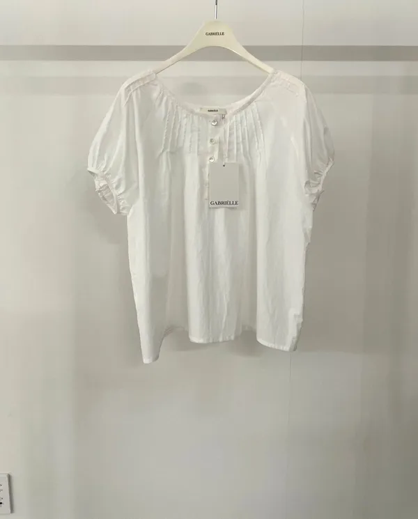 Stylish and Minimalist Women's Top, Comfortable and Versatile