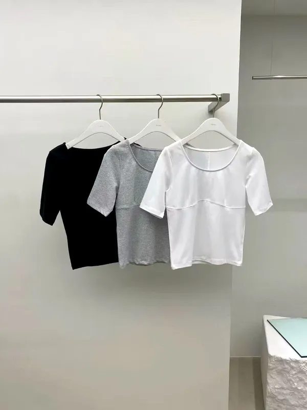 Simple and stylish women's top, comfortable and versatile.