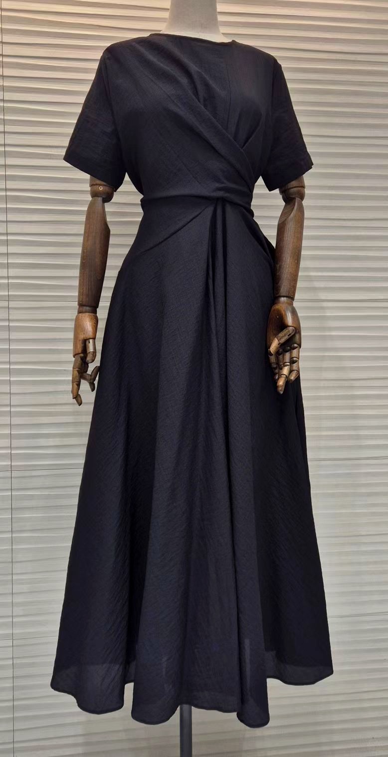 Elegant and Minimalist Women's Dress, Perfect for Any Occasion