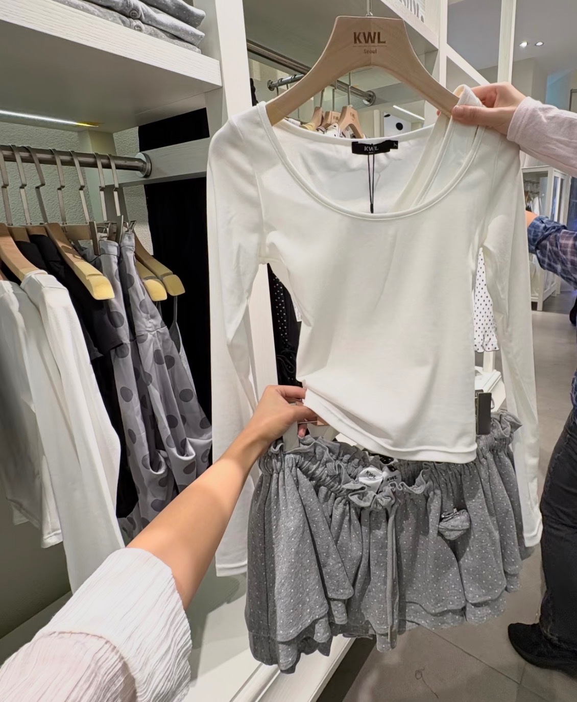 Minimalist and stylish white women's top, comfortable and versatile.