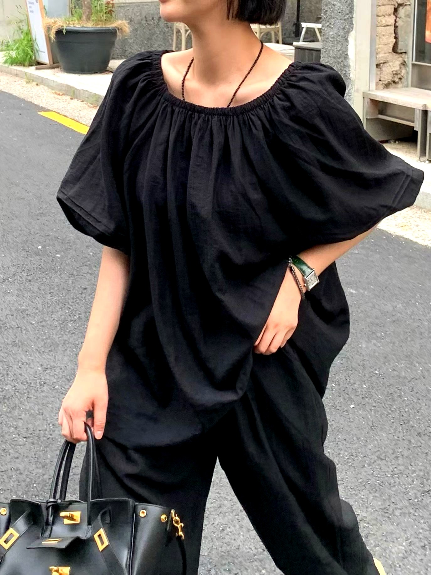 宽松黑色女装上衣，舒适时尚